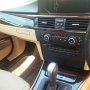 BMW 320i executive thn 2010 hitam Plat L